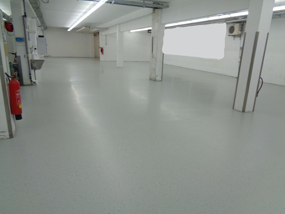 Hallenbodensanierung mit  Kunstharz 670m²(Nachher)
Mondsee,Salzburg