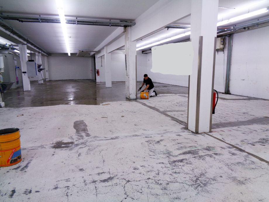 Hallenbodensanierung mit Kunstharz 670m² (Vorher)
Mondsee, Salzburg